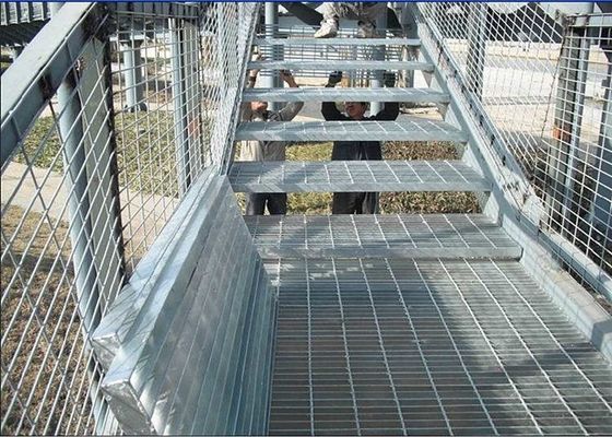 鋸歯状にされたステンレス製階段は鋼鉄格子を踏む