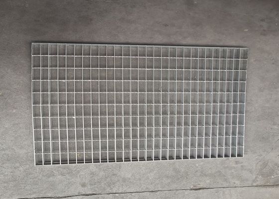 歩行者のキャットウォークの鋼鉄格子は熱い浸された電流を通された格子を鋸歯状にした