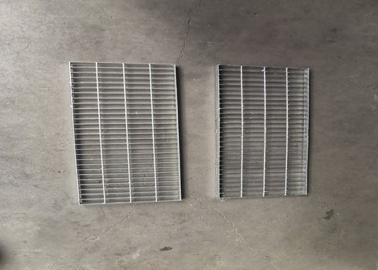 歩行者のキャットウォークの鋼鉄格子は熱い浸された電流を通された格子を鋸歯状にした