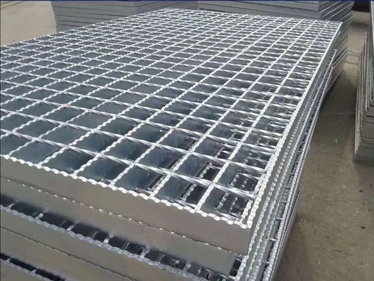 30*100mmは溶接された鋼鉄格子の屋外の金属の火格子の通路に電流を通した