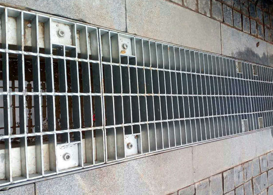 電流を通されたキャットウォークの鋼鉄格子の版のステンレス鋼の304のスライバ色