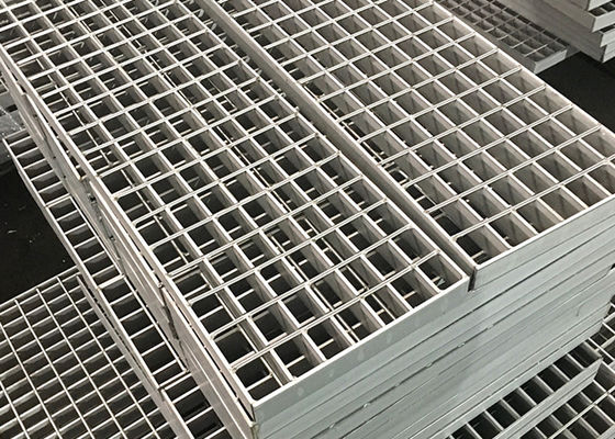 排水溝のキャットウォークの鋼鉄格子
