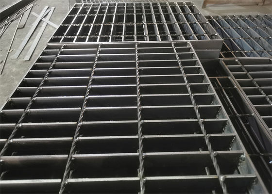 競技場の下水管のための反スキッドの低炭素鋼鉄耳障りな版65x5mm