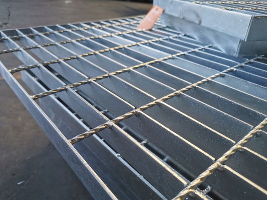 32x3mmは私道の通路のために締まった鋼鉄耳障りな版のスエージに電流を通した