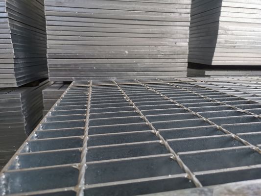 32x3mmは私道の通路のために締まった鋼鉄耳障りな版のスエージに電流を通した