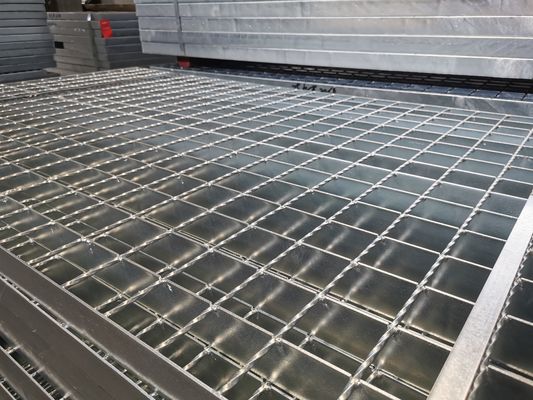 反スリップ穴があいた階段踏面の鋼鉄耳障りで熱いすくいは65X5mmに電流を通した