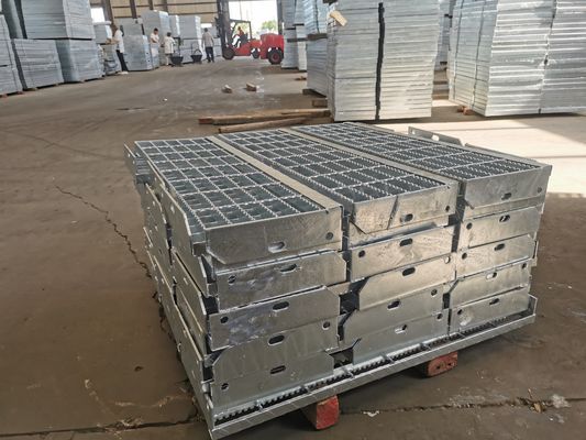 反スリップ穴があいた階段踏面の鋼鉄耳障りで熱いすくいは65X5mmに電流を通した
