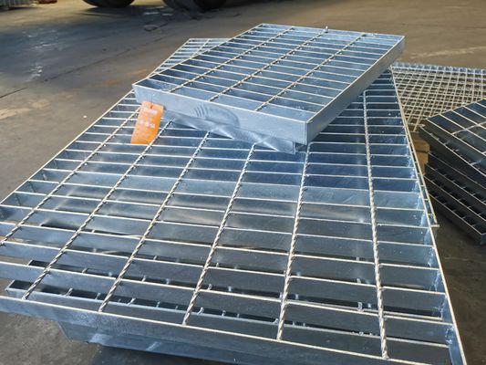 反スリップ穴があいた階段踏面の鋼鉄耳障りで熱いすくいは65X5mmに電流を通した