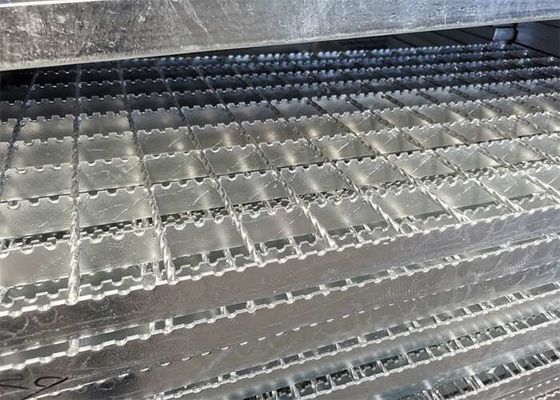 AS1657標準的な反スキッド駐車場のための鋼鉄階段踏面の格子100mm